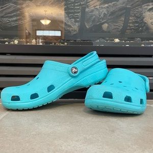 Used crocs are still in good condition. They are Men’s 7 and Women’s 9.